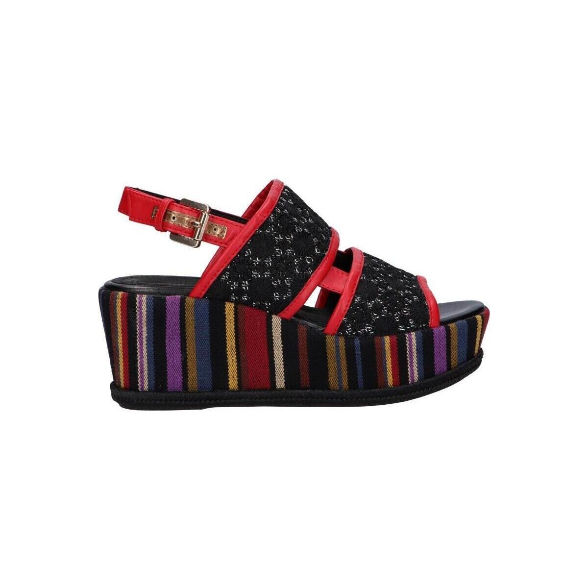 Sandália de cunha preta com riscas coloridas e acabamento vermelho