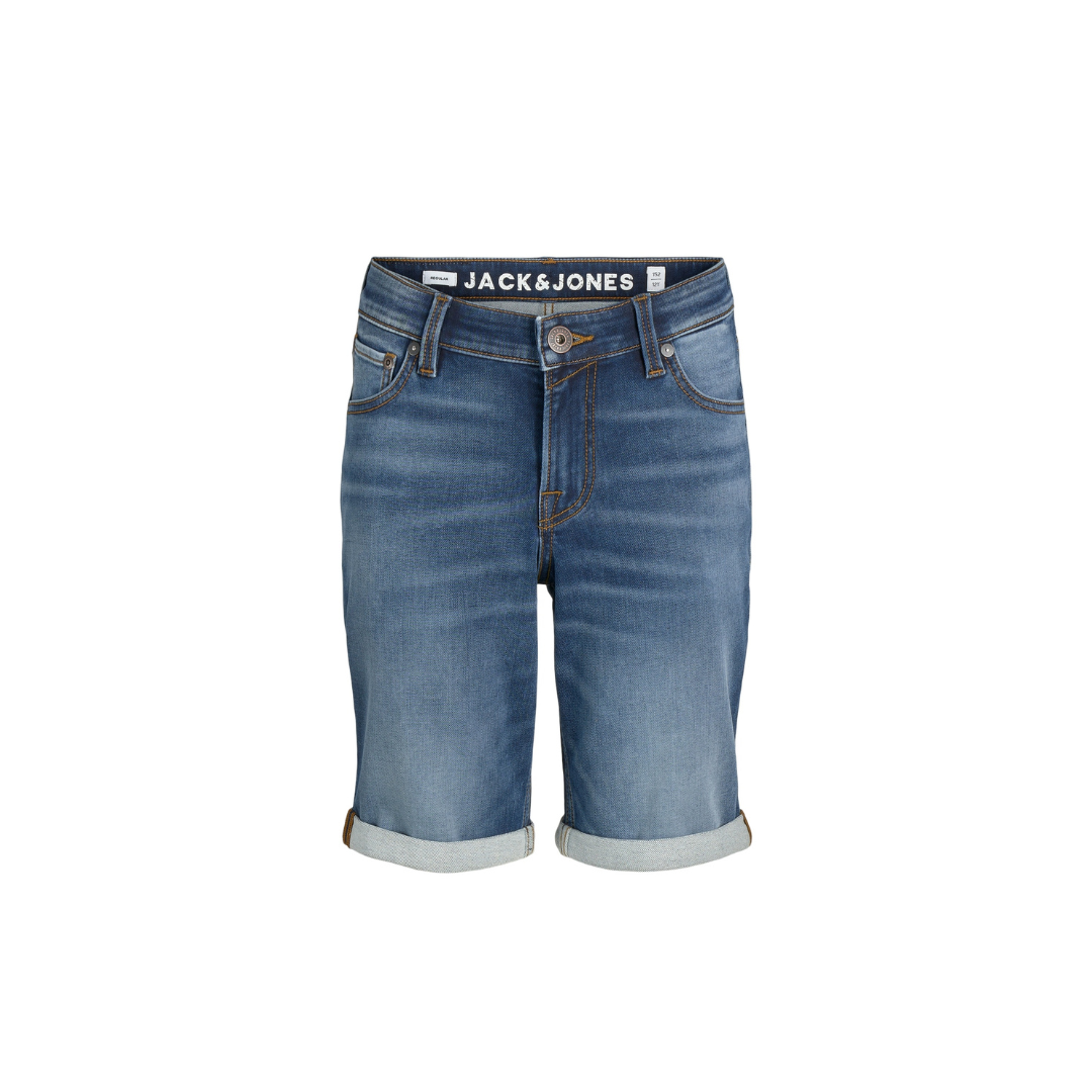 Bermuda de ganga azul com bainha dobrada e etiqueta JACK & JONES na cintura
