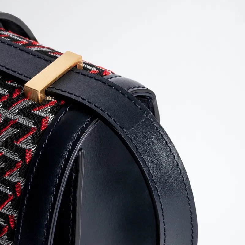 Mala de ombro redonda com padrão trançado e fecho dourado