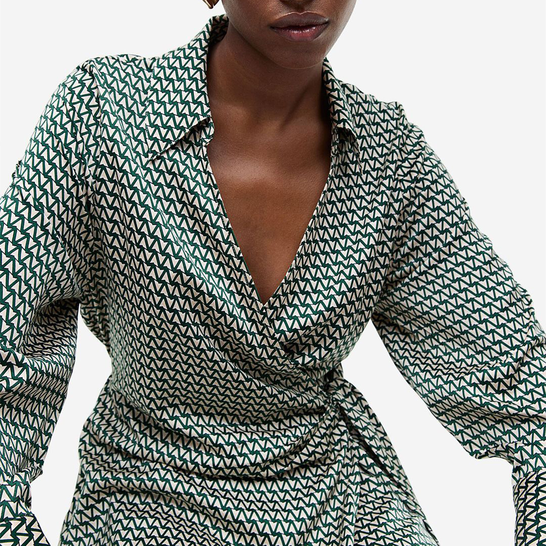 Vestido camisola com padrão geométrico verde e bege com gola de lapela