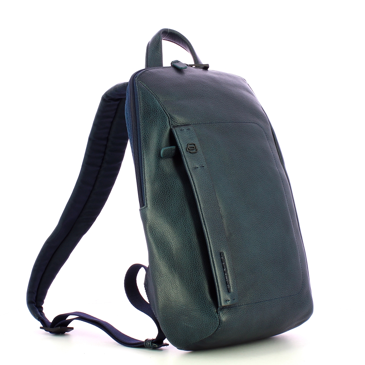 Mochila preta de couro com textura granulada e alças acolchoadas