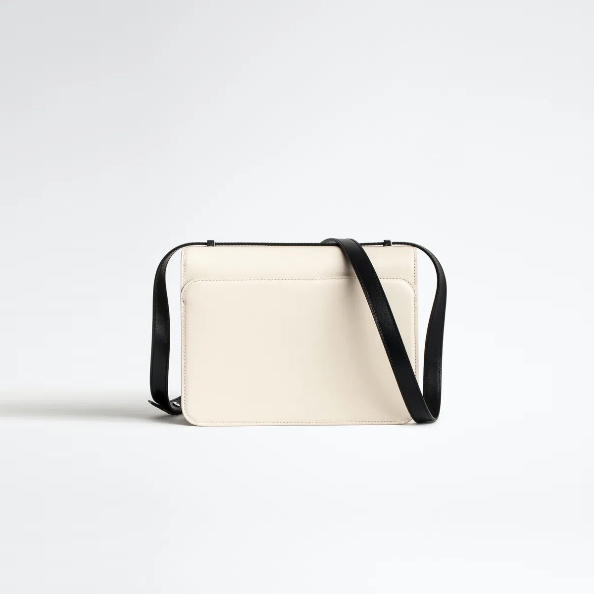 Mala de ombro bege clara com alça preta