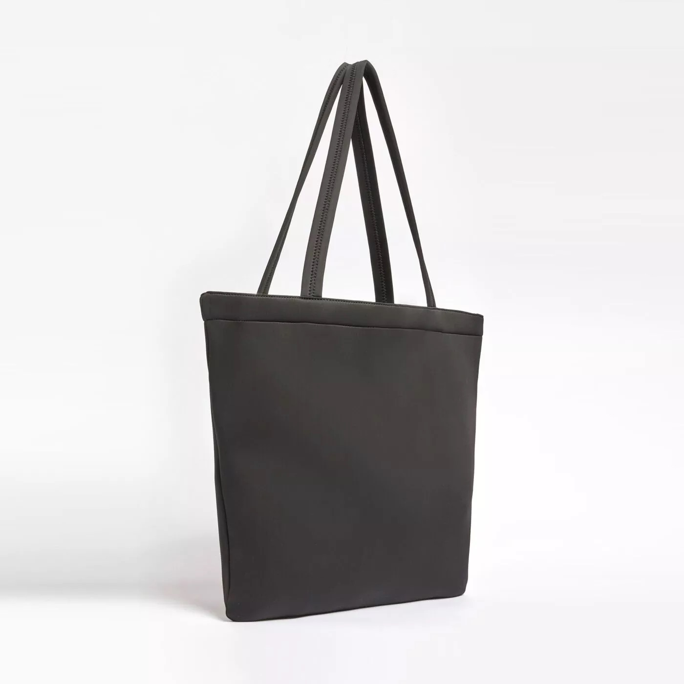 Mala tote preta com duas alças finas, fundo branco