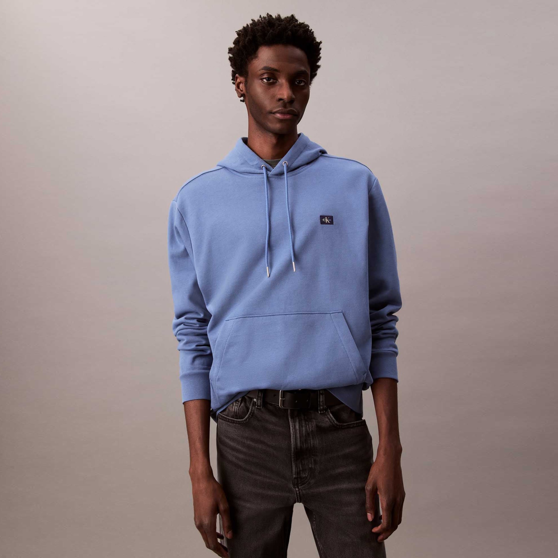 Hoodie azul claro com logo ck e calças pretas