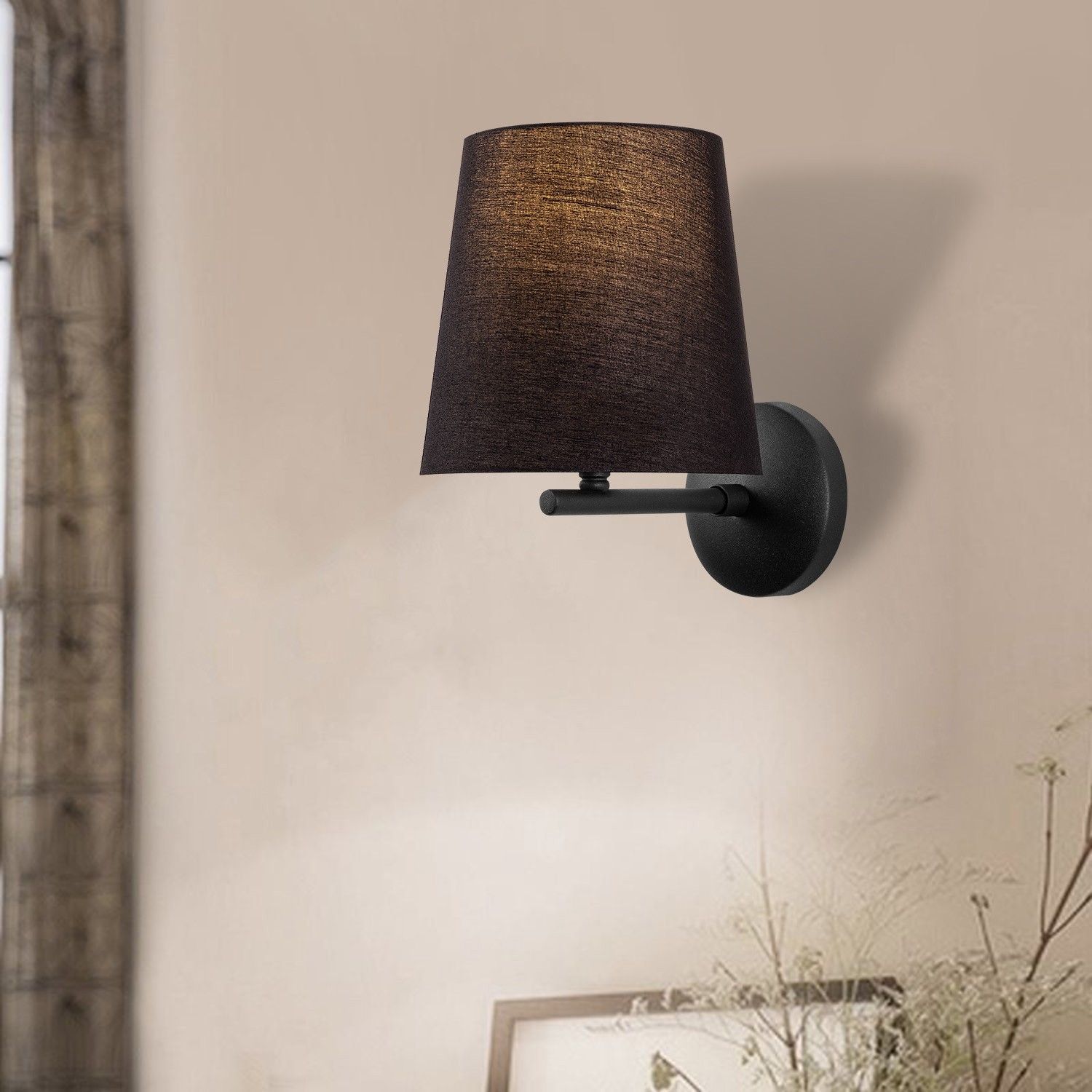 Luminária de parede com cúpula de tecido preto e suporte metálico preto