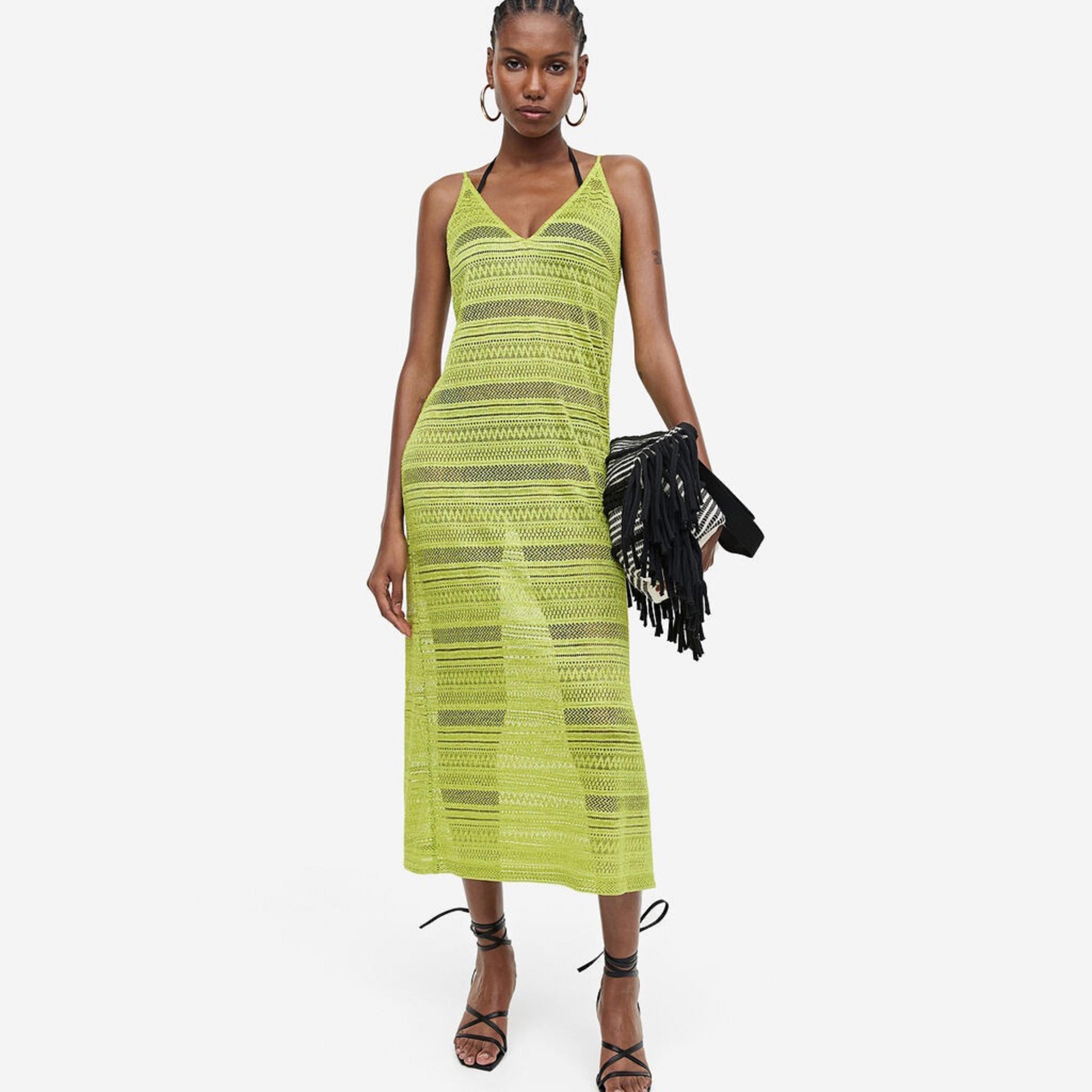 Vestido midi de malha amarelo com padrão de linhas horizontais e texturas variadas