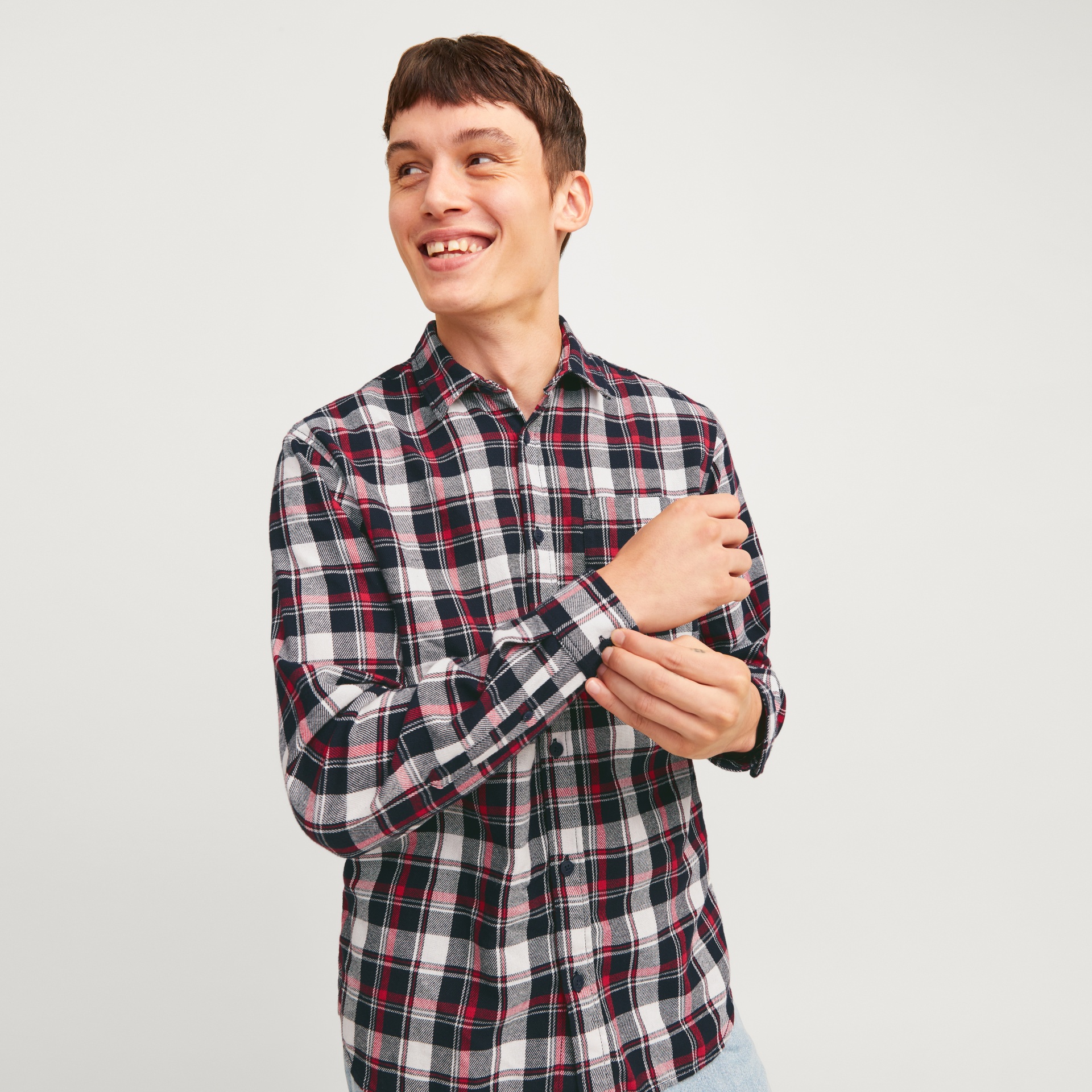 Camisa xadrez preta, branca e vermelha de manga comprida em tecido de algodão