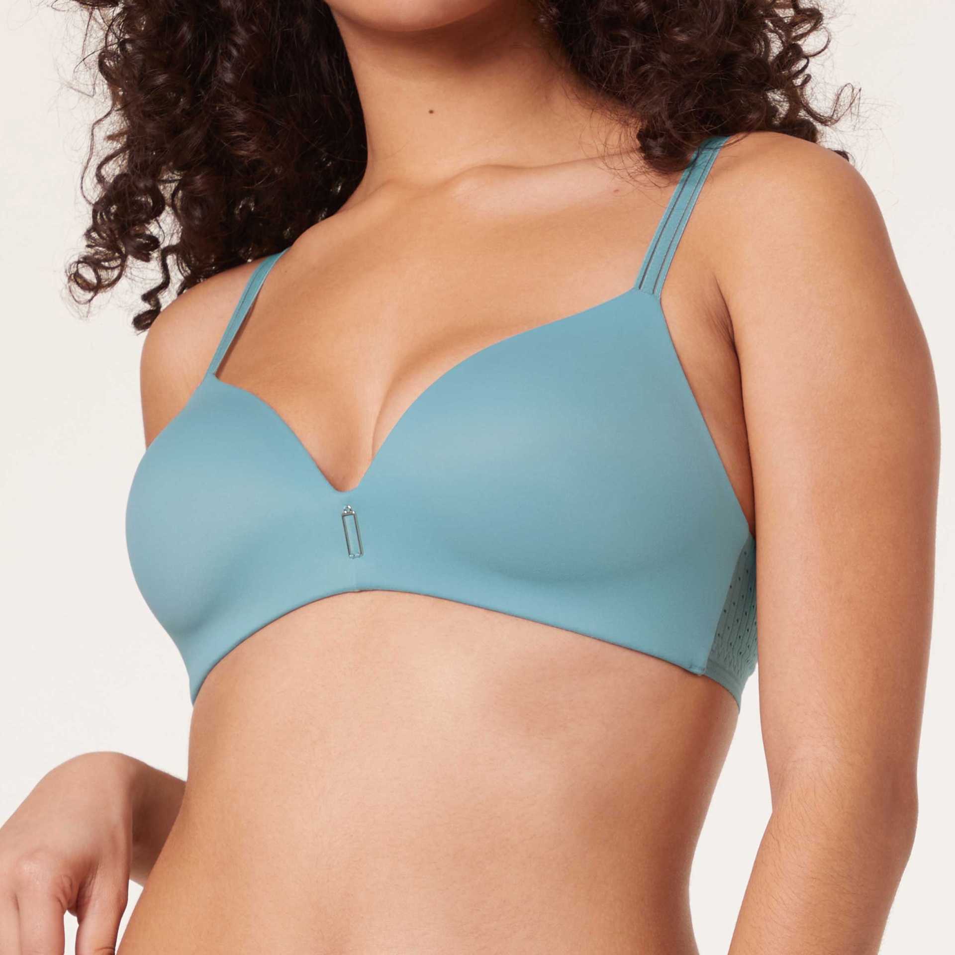 Soutien azul claro com detalhe metálico frontal em modelo feminino