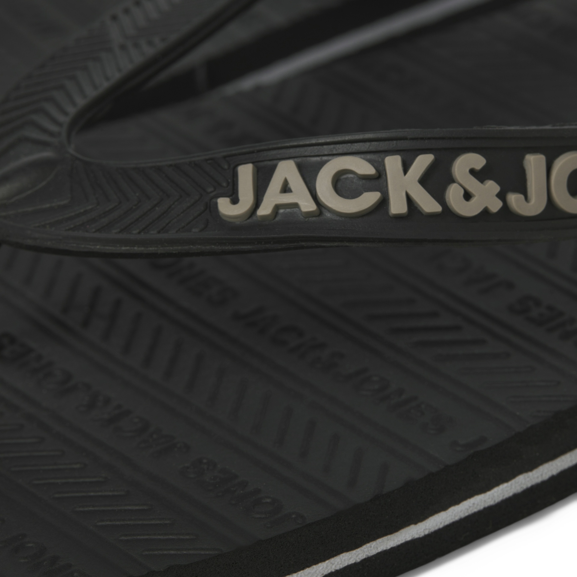 Chinelo preto com texto JACK & JONES na correia
