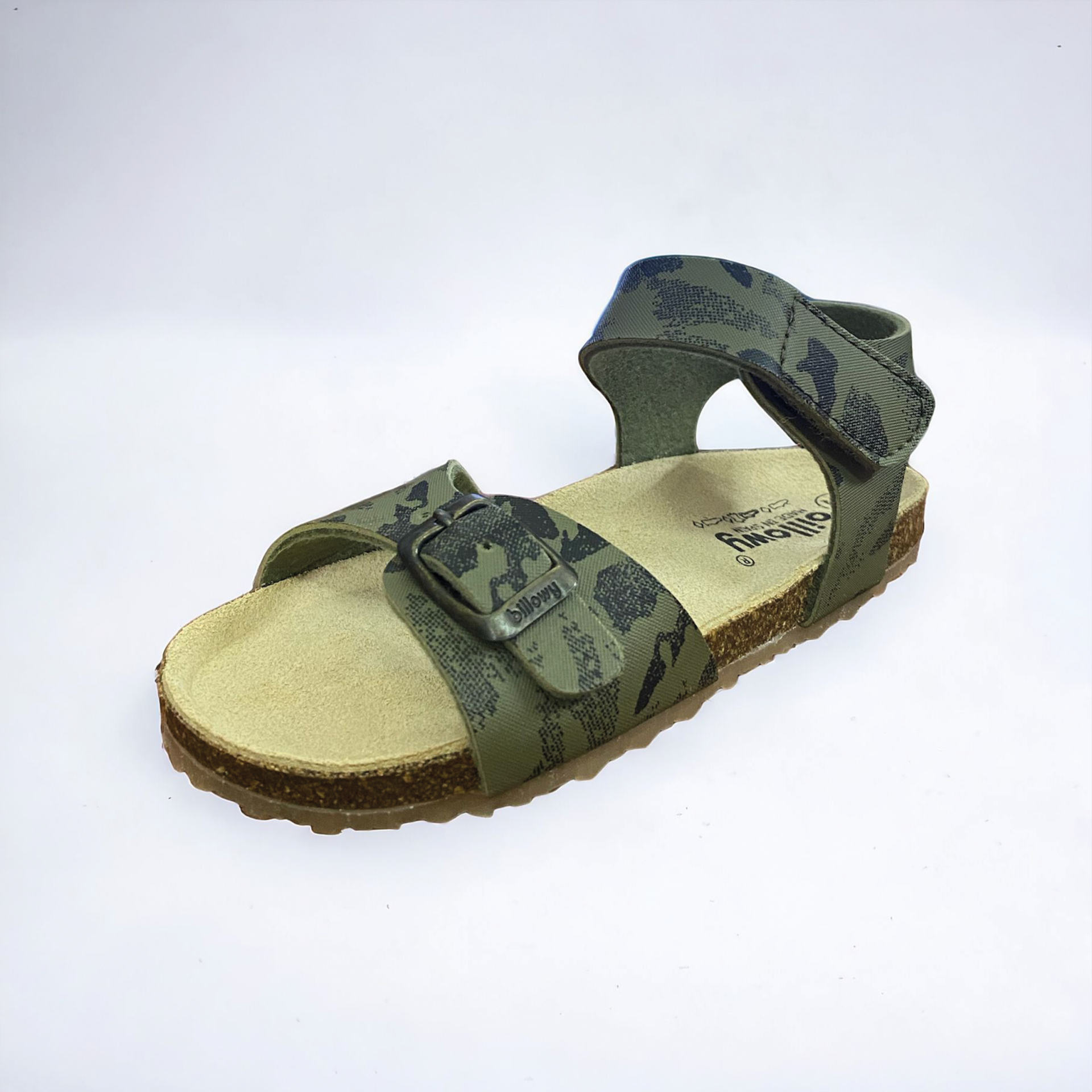 Sandália infantil verde com padrão camuflado e sola de cortiça