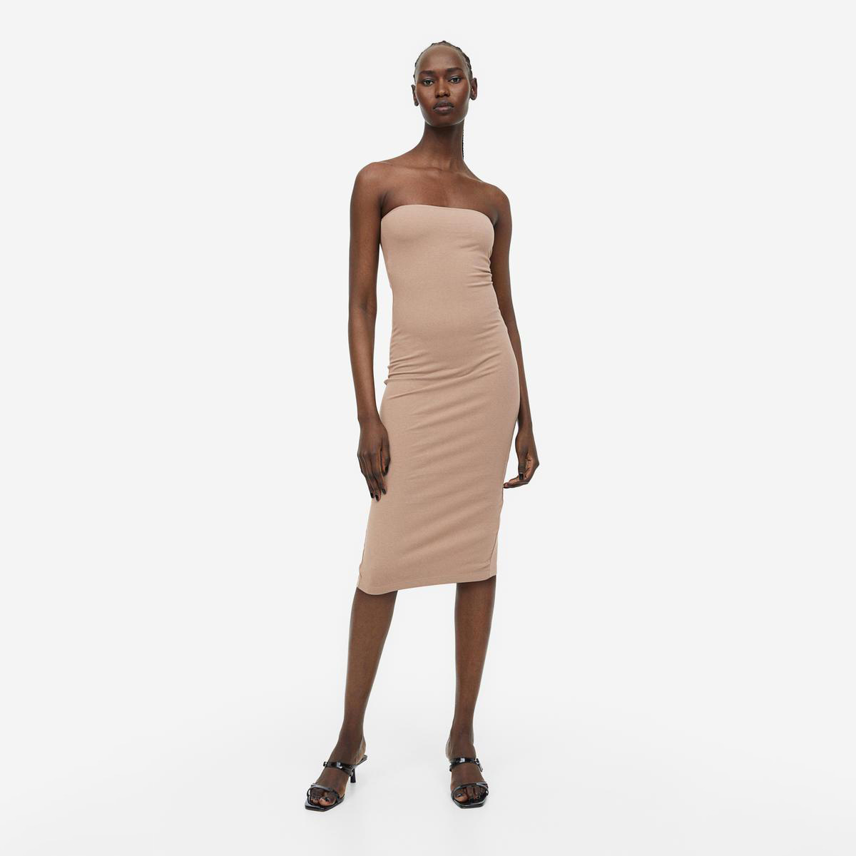 Vestido midi bege justo sem alças com sandálias pretas.