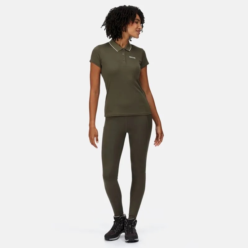 Mulher com polo verde-oliva e leggings verdes, em fundo branco