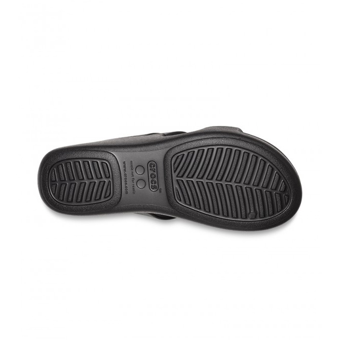 Sola de sandália preta com padrão antiderrapante e marca Crocs