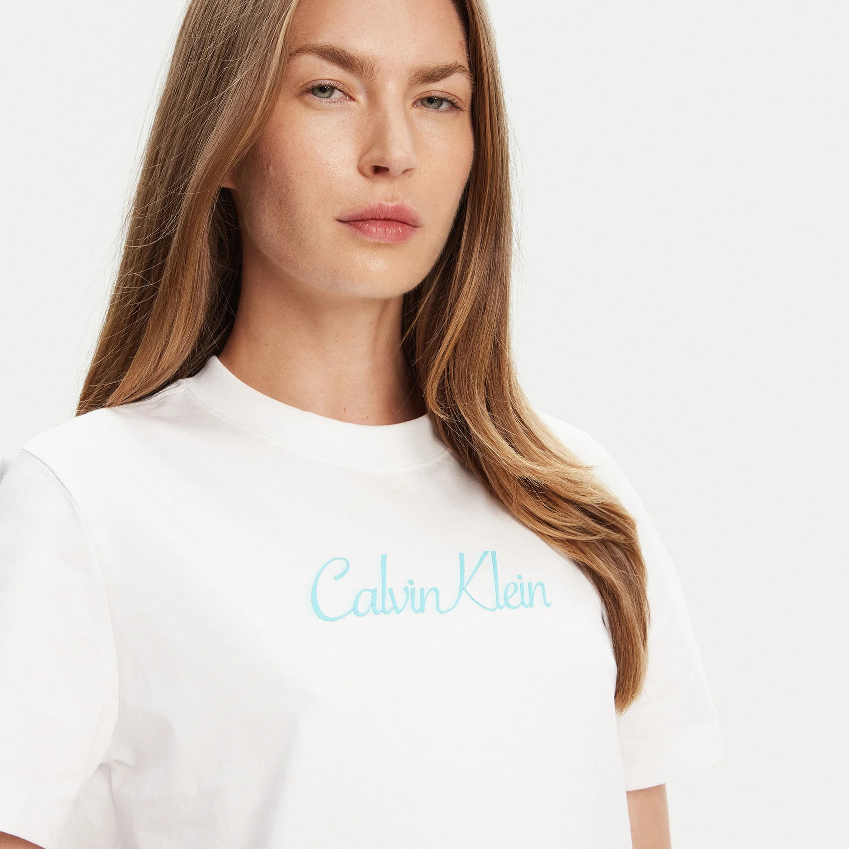 T-shirt branca Calvin Klein com logo azul claro
