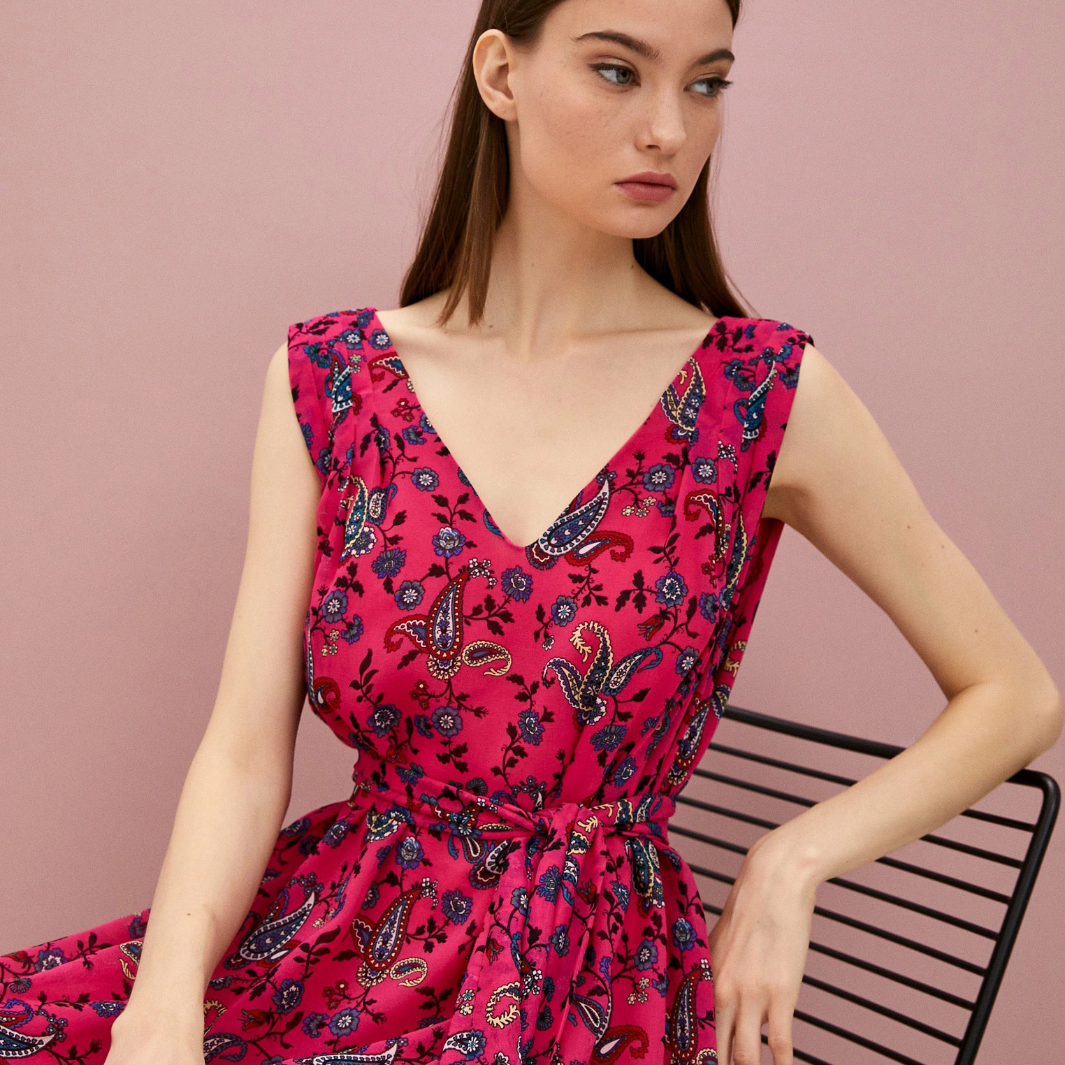 Vestido rosa com padrão floral e cinto no mesmo tecido