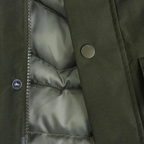 Casaco verde-oliva com fecho de correr metálico e interior acolchoado