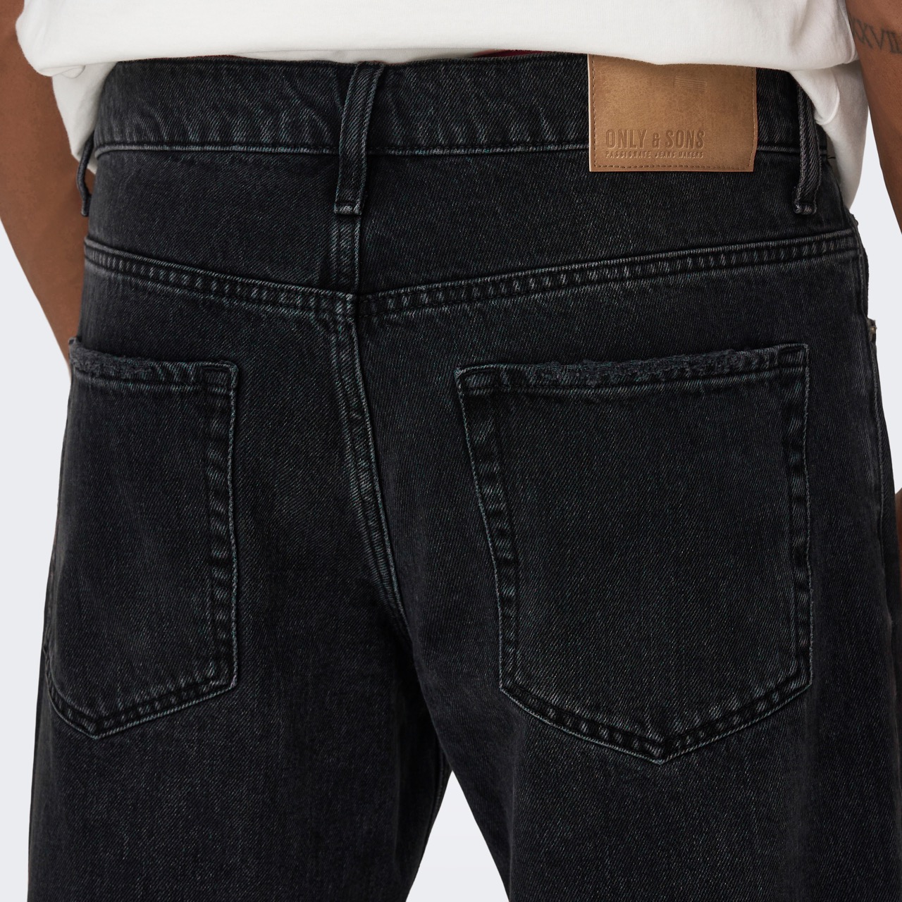 Calças de ganga pretas com bolsos traseiros e etiqueta de couro