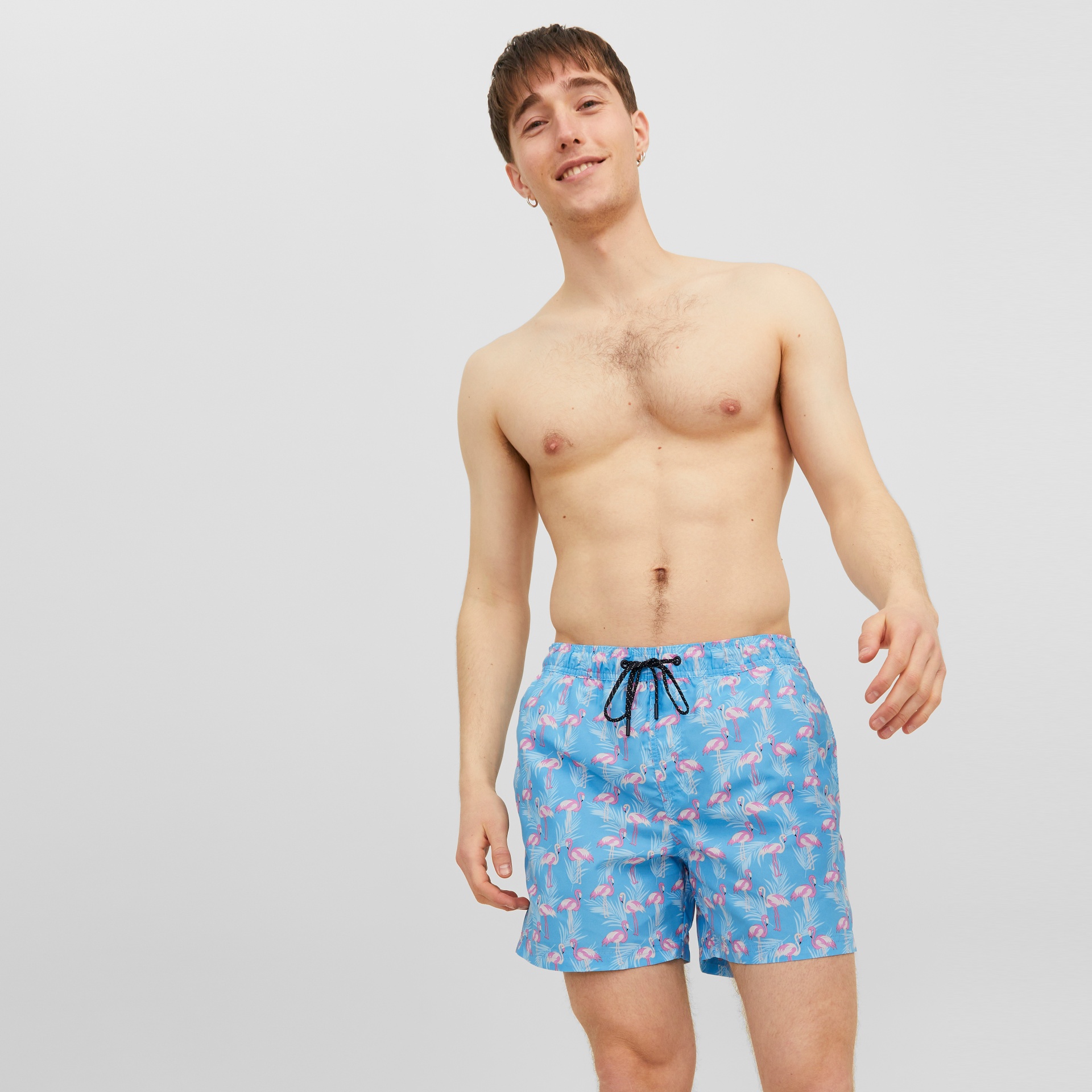 Calções de banho azuis com flamingos usados por homem