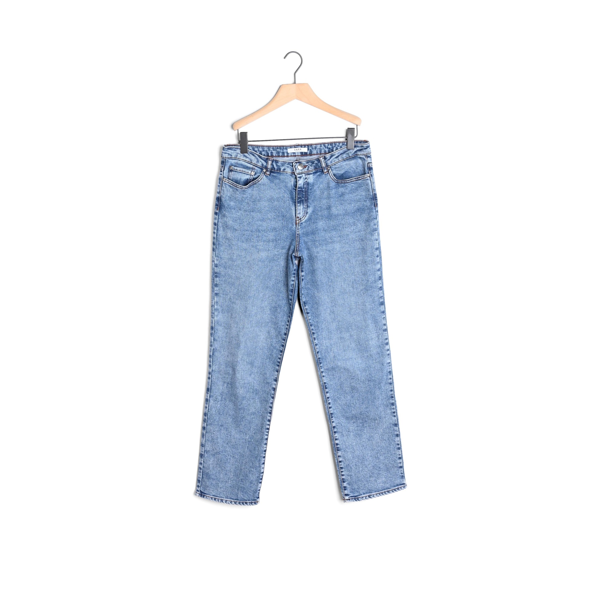 Calças de ganga azuis claras penduradas num cabide de madeira