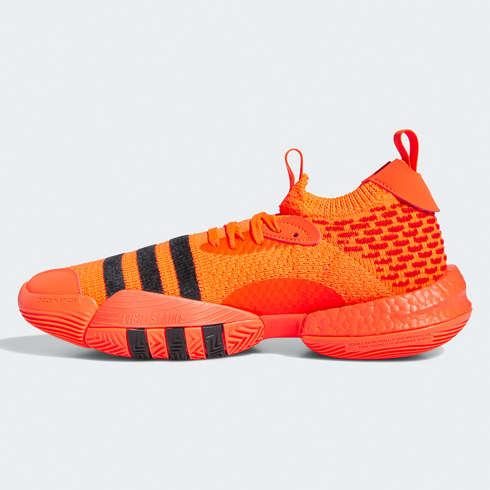 Ténis desportivo Adidas laranja e preto com sola LIGHTSTRIKE e texto de assinatura na sola.