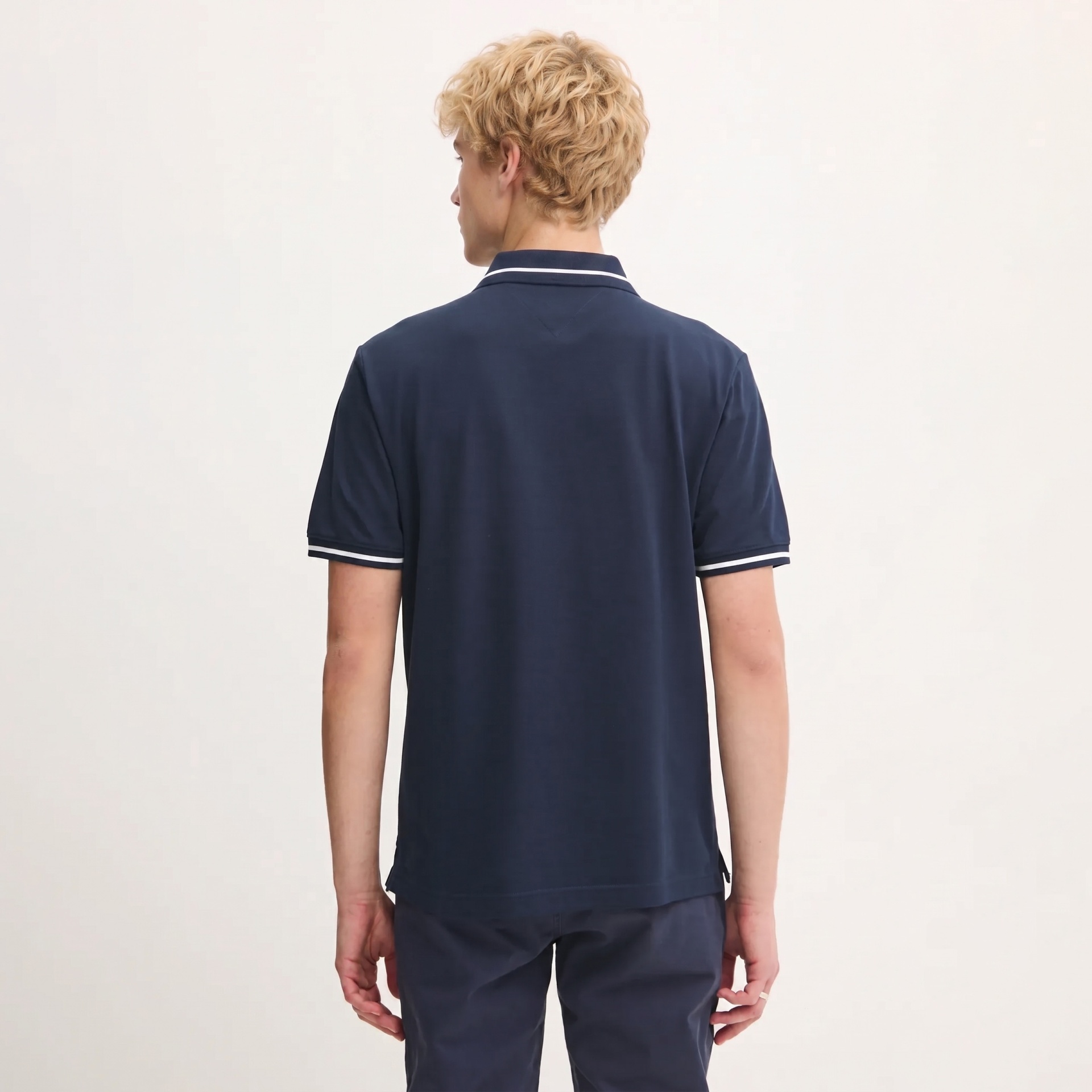 Camisa polo azul escuro vista de costas