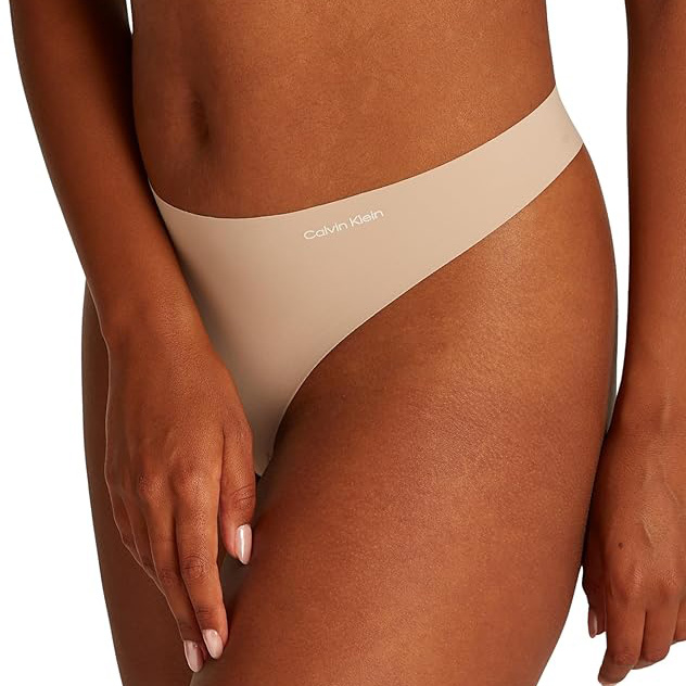 Cuecas femininas bege Calvin Klein ajustadas em modelo