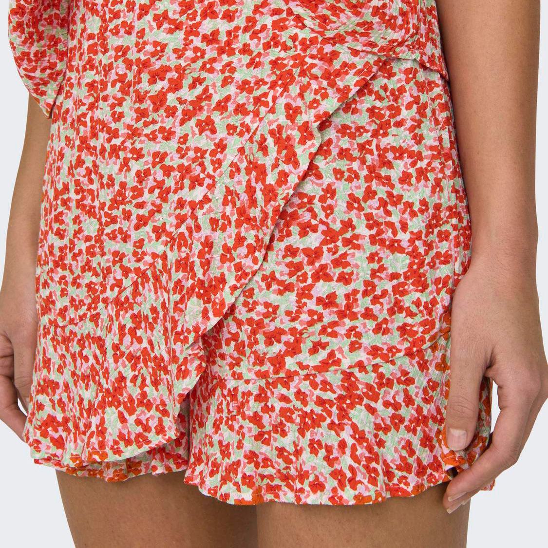 Calções florais vermelhos, brancos e verdes com recorte e racha