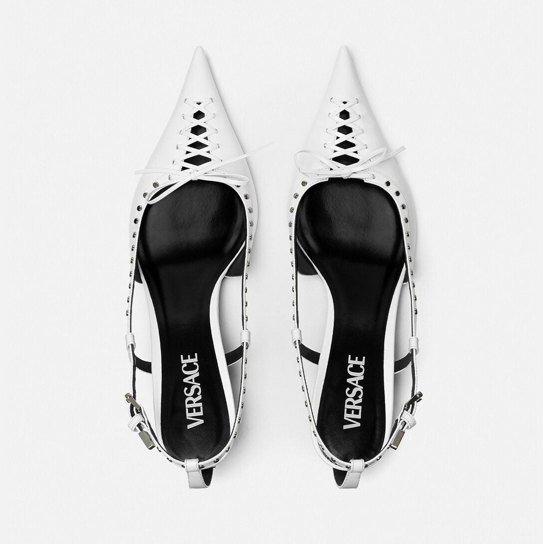 Sapatos brancos de senhora Versace com biqueira pontiaguda e tiras de tornozelo
