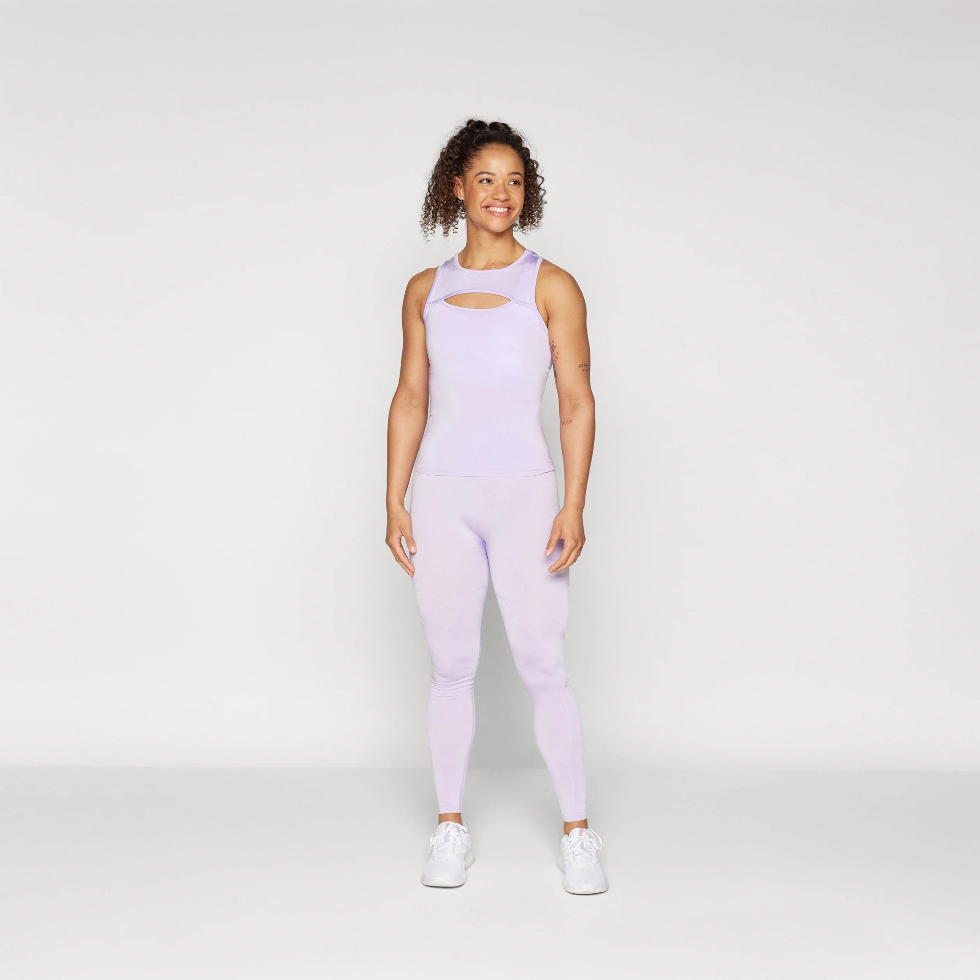 Conjunto desportivo feminino lilás com top e calças justas