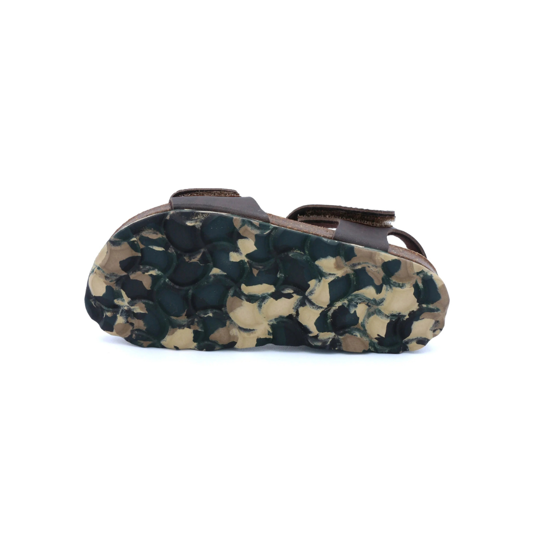 Sandálias Birkenstock com sola antiderrapante camuflada e tiras castanhas.
