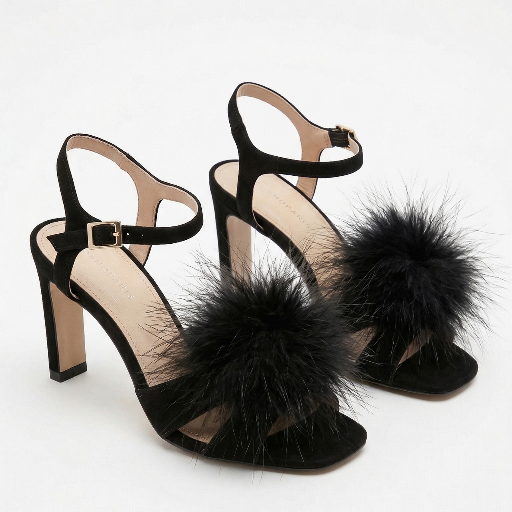 Sandálias pretas de salto alto com pompom preto e fivela dourada.