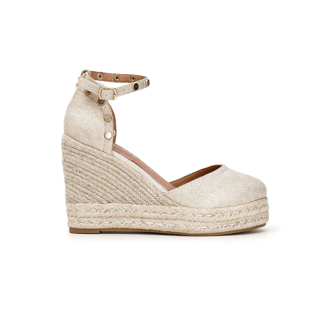 Sapatilha feminina de cunha bege com correia ao tornozelo e sola em corda.