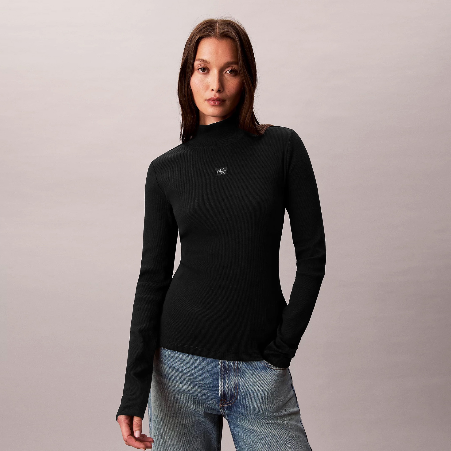 Camisola preta de malha com gola alta e logotipo.