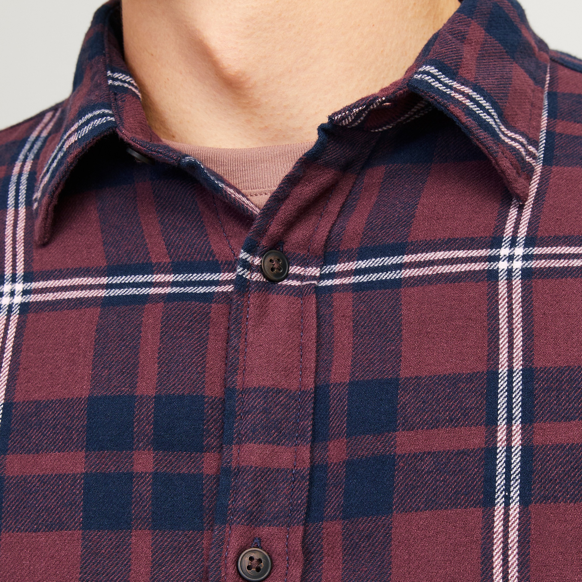 Camisa xadrez azul escuro e vermelho com gola e botões pretos