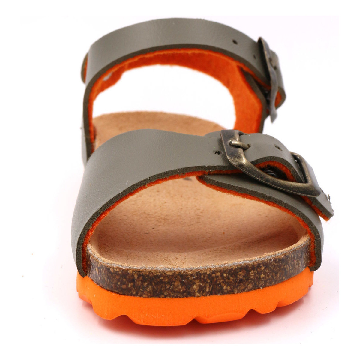 Sandália cinzenta com sola laranja vista de frente