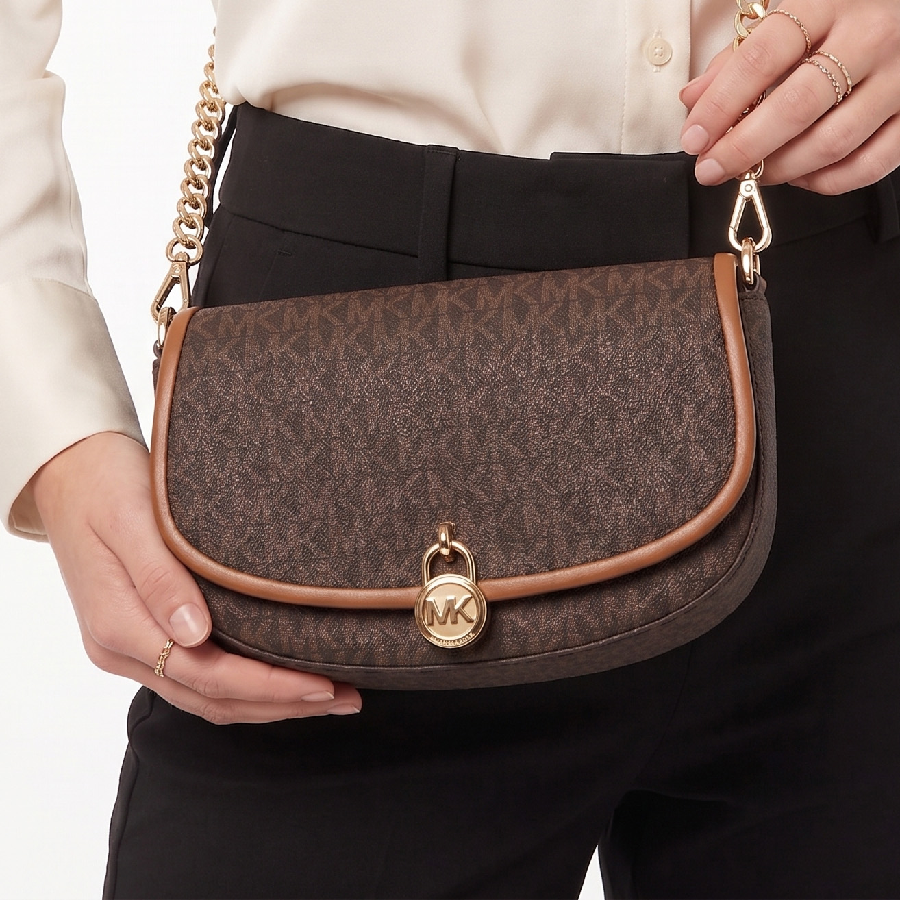 Mala de ombro Michael Kors castanha com padrão repetido e fecho dourado