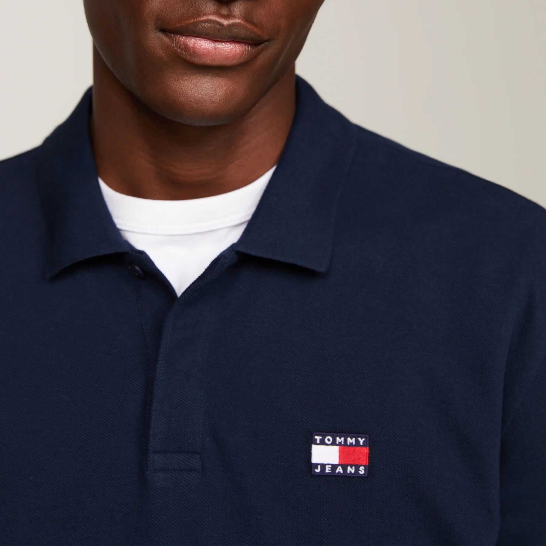 Polo azul escuro Tommy Jeans com logótipo bordado e gola tradicional