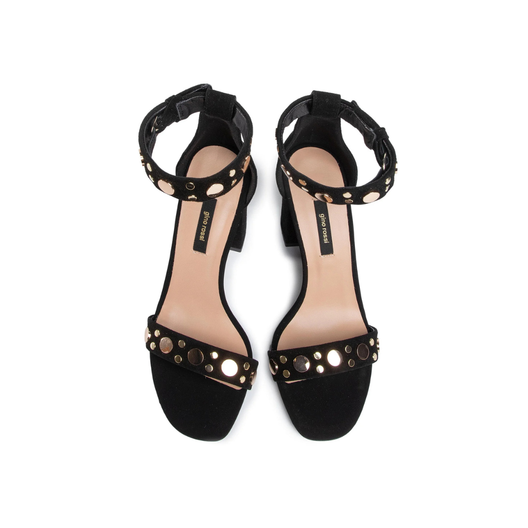 Sandálias pretas em camurça com tachas douradas