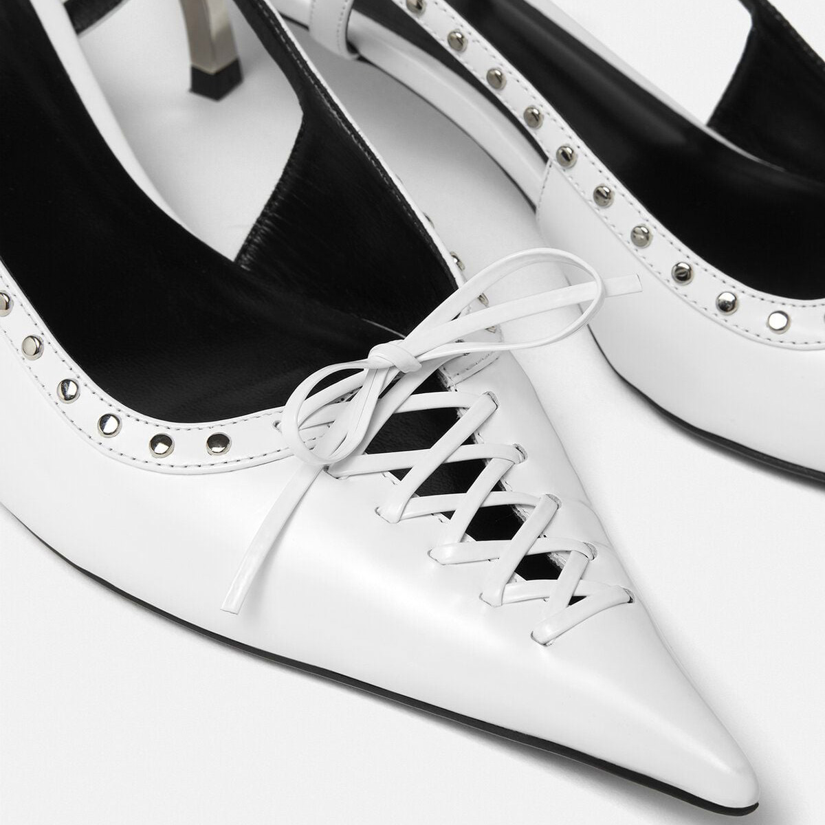 Sapatos femininos brancos em couro com salto e atacadores