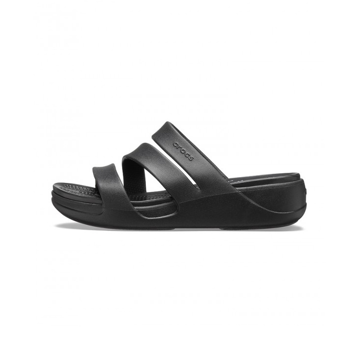Chinelo preto Crocs com três tiras largas e sola elevada