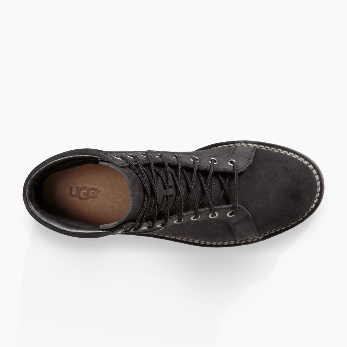 Bota preta em camurça vista de cima com o logótipo UGG no interior