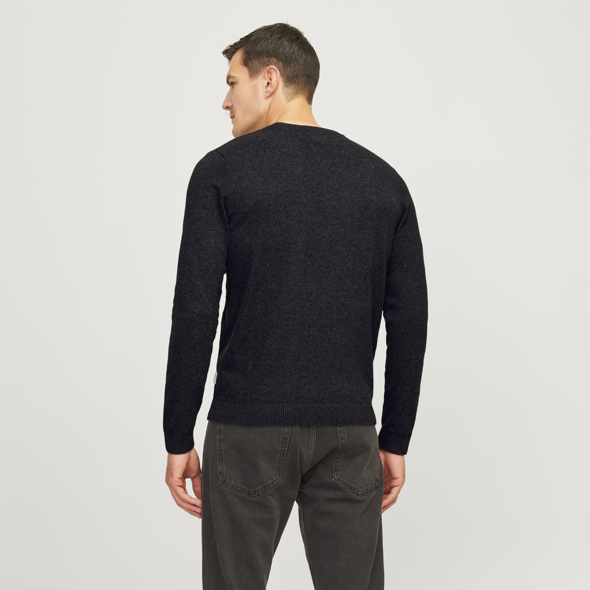 Camisola masculina preta de malha fina com manga comprida vista de costas