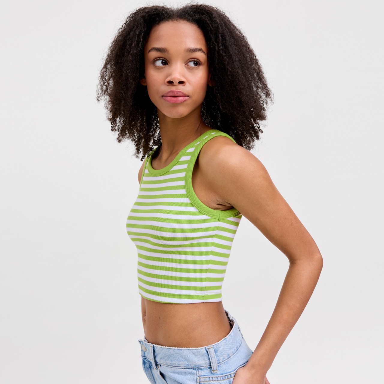 Top cropped riscas verdes e brancas com gola verde