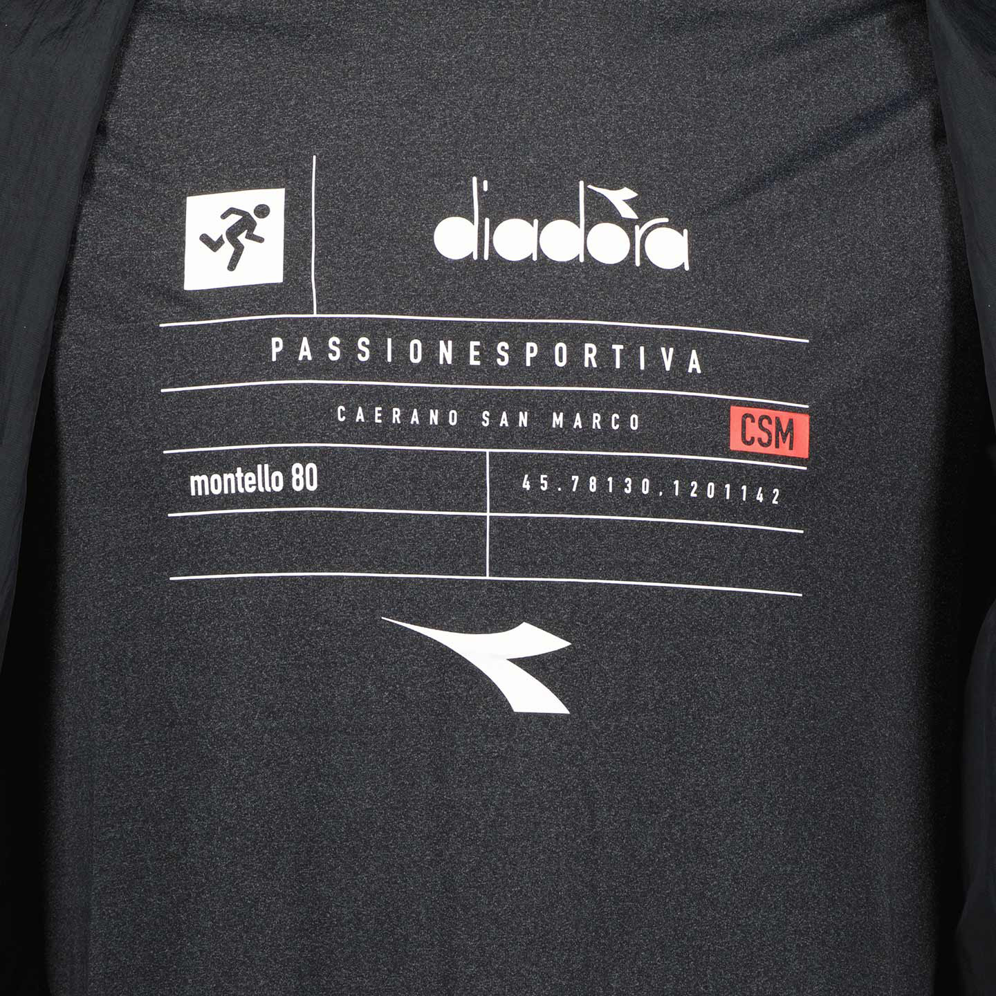 T-shirt preta Diadora com texto branco e logótipos