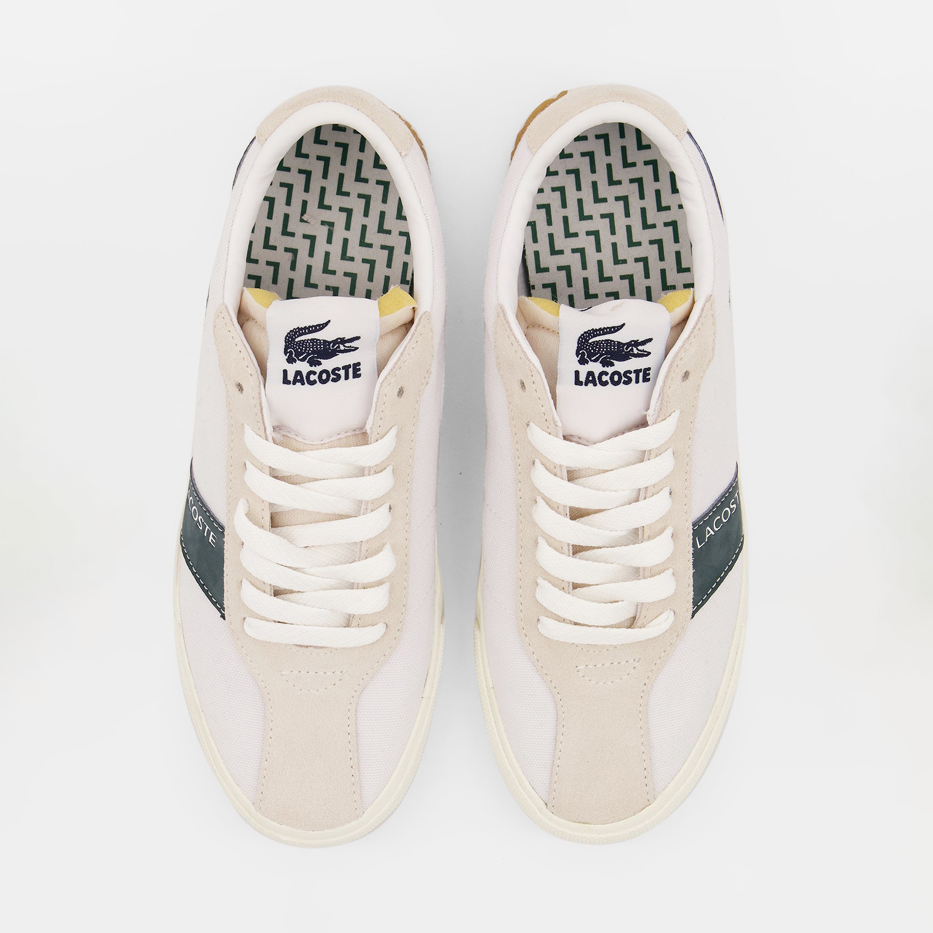 Ténis brancos e bege Lacoste com logótipo de crocodilo e texto LACOSTE