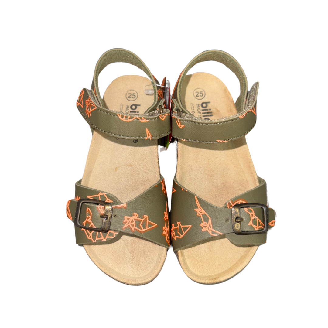 Sandálias infantis verdes com padrões laranja e fivelas ajustáveis.