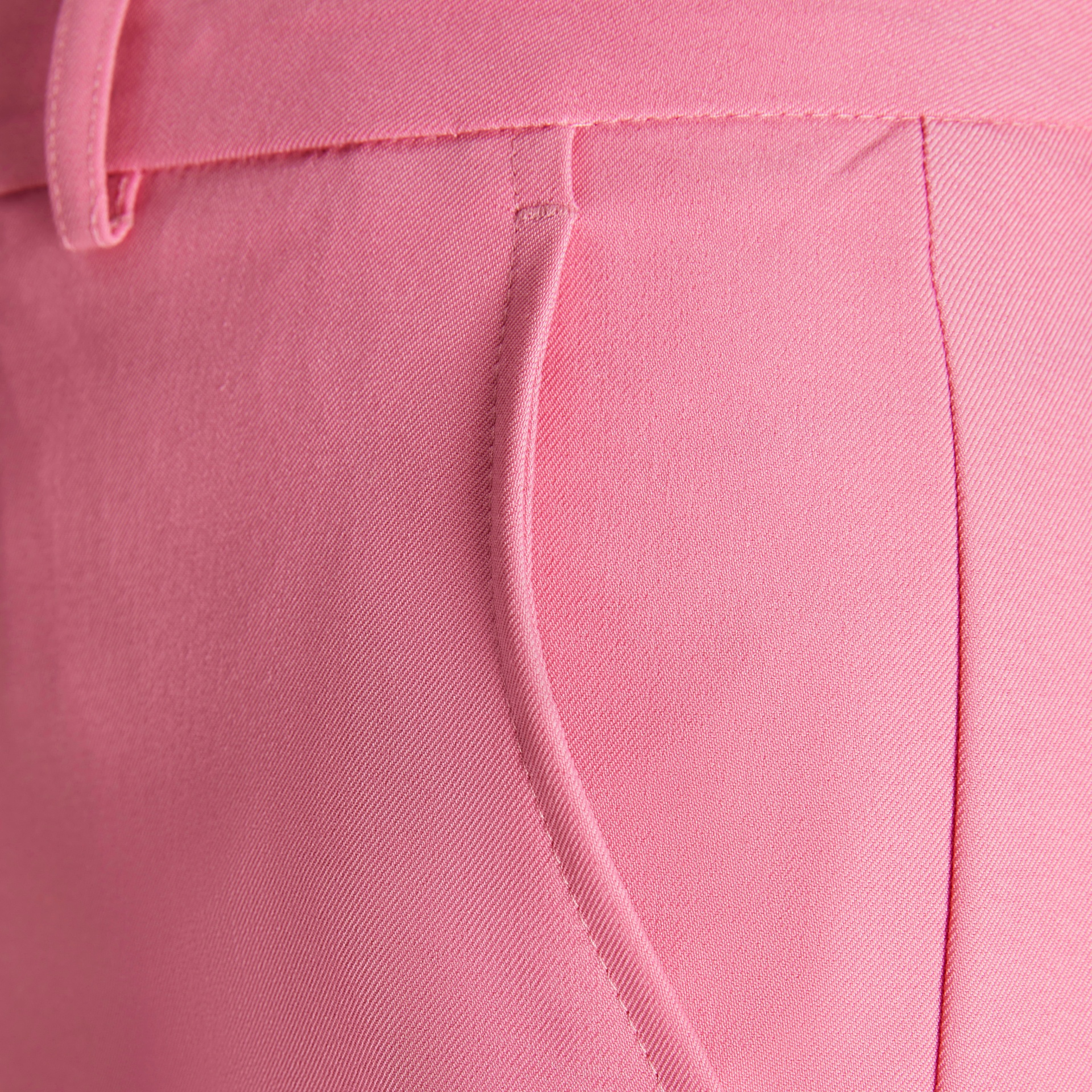 Tecido rosa com bolso lateral e costuras