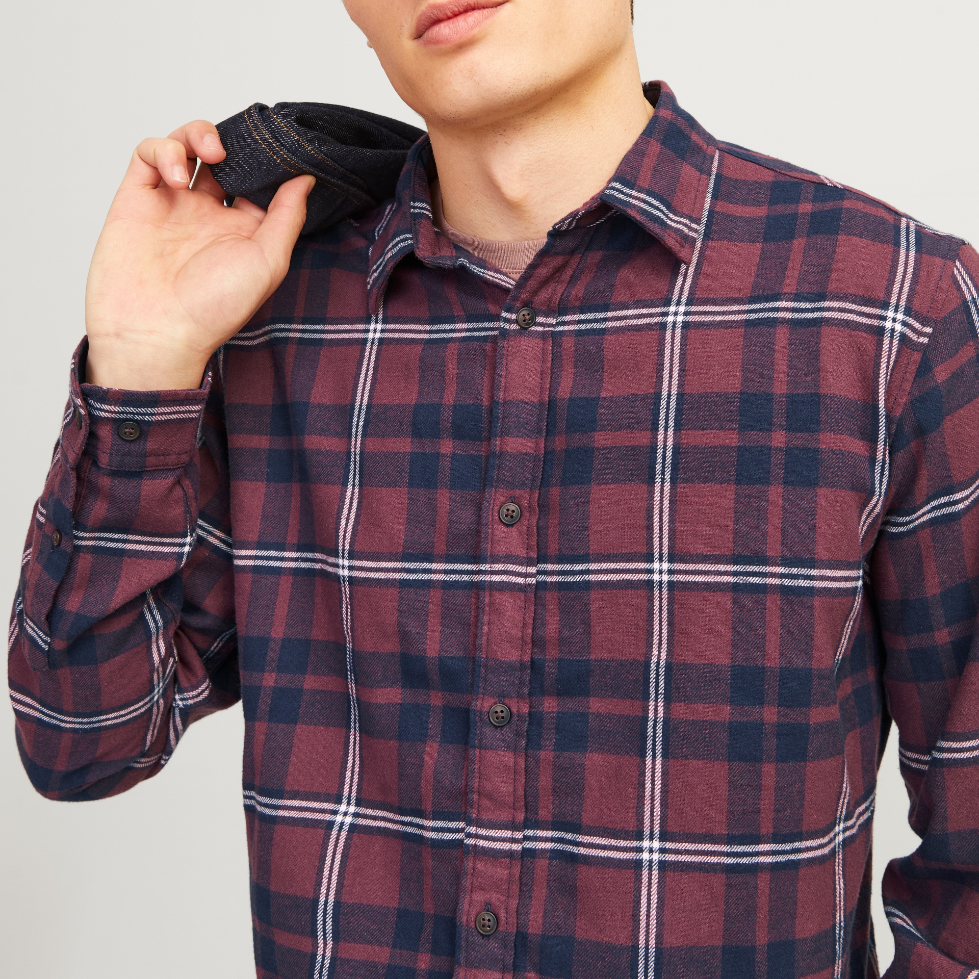 Camisa de homem xadrez vinho e azul com botões e gola clássica