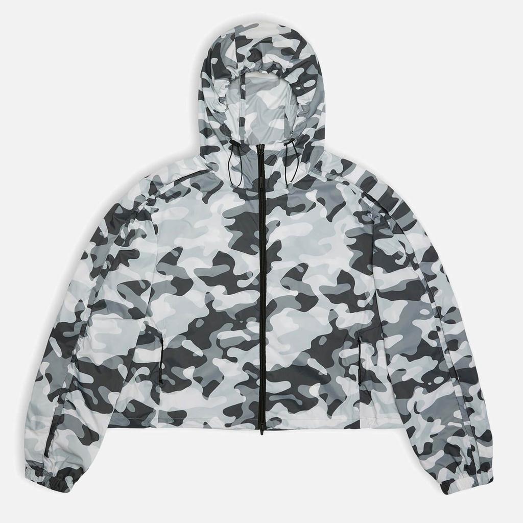Casaco com padrão camuflado em tons de cinza, branco e preto com capuz e fecho de correr