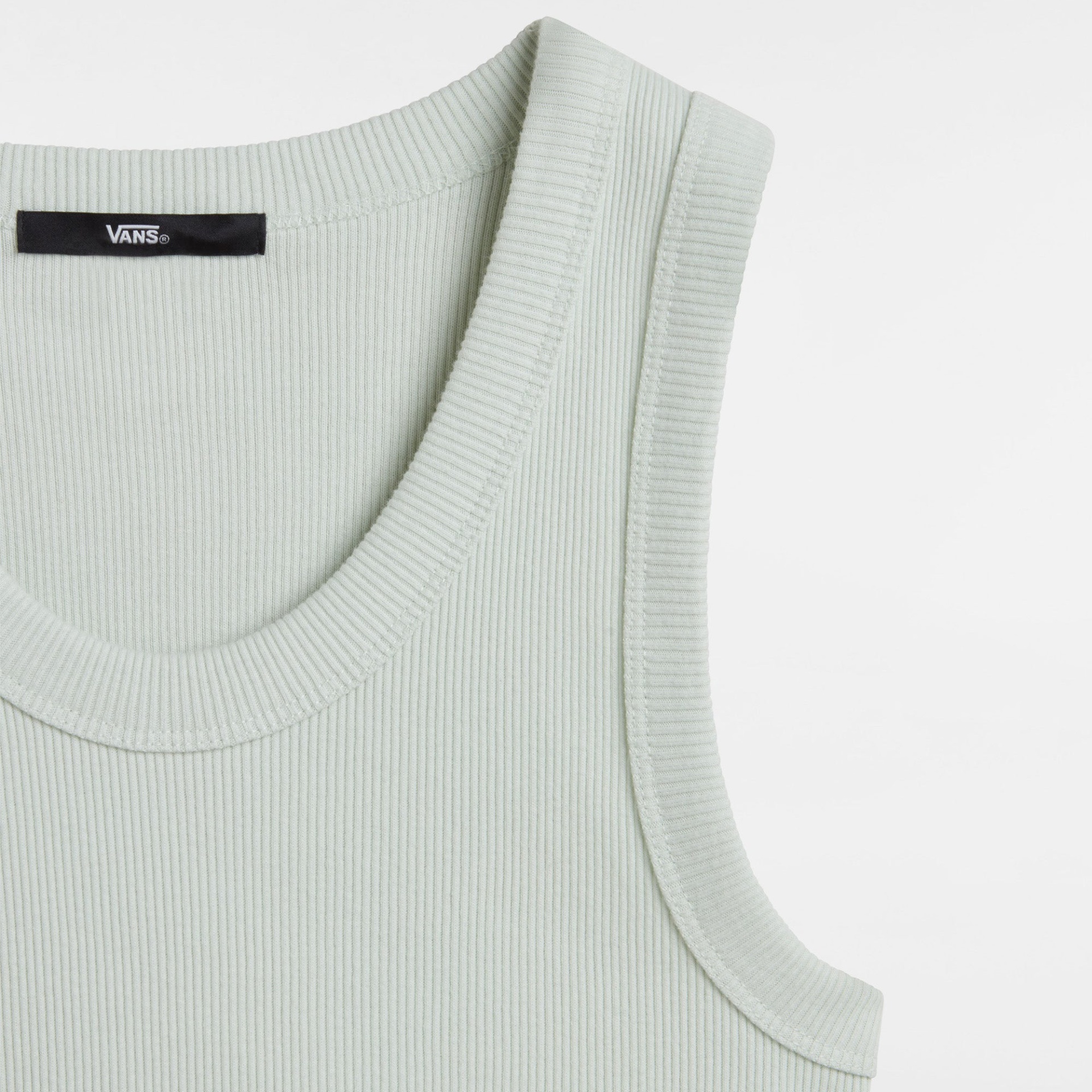 Top de malha cinza claro sem mangas com etiqueta VANS